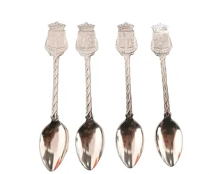 Ensemble de cuillères à manche torsadé doré en aluminium moulé avec un design élégant parfait pour la vaisselle et les accessoires de salle à manger - Product Image 1