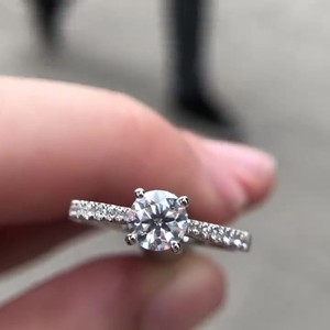 แหวนหมั้นเพชรมอยส์ซอไนต์ทรงกลม6.5มม. | โซลิแทร์พร้อมสายคาด | เครื่องประดับชั้นดีทำจากเงินสีทองแบบกำหนดเอง - Product Image 5