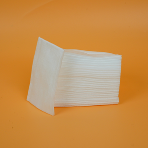 Rouleaux de tissu non tissé Spunlace écologiques de haute qualité serviettes froides antibactériennes respirantes imperméables croix directe d'usine - Product Image 1