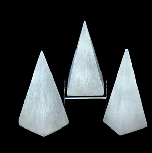 Piedra de selenita blanca Natural de alta calidad, piedra curativa con carga, pirámide geométrica, regalo de Halloween - Product Image 1