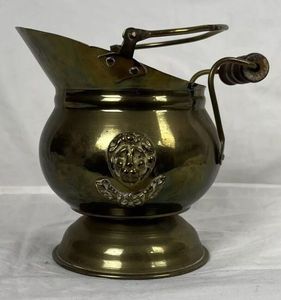 Cubo de carbón de latón clásico con mango con bisagras y construcción robusta, perfecto para la configuración de la chimenea de la sala de estar o acento decorativo - Product Image 1