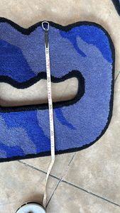 Alfombra moderna personalizada con forma de letra D, Camuflaje azul y negro, tejida de algodón con respaldo de látex para decoración de habitación - Product Image 3