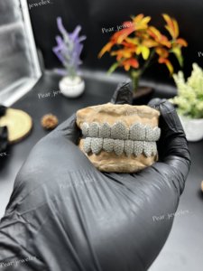 Grillz personnalisé en argent sterling 925, serti de moissanite ronde, style hip-hop, pour homme et femme, idéal pour les soirées. - Product Image 1