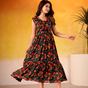 Laissez les imprimés floraux et la texture de la soie créer une histoire d'élégance et de charme. - Product Image 1