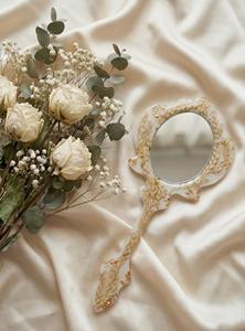 กระจกมือถือเรซิ่นเคลือบเงาเรียบเนียน เหมาะสำหรับการแต่งหน้าในชีวิตประจำวันหรือใช้เพื่อการตกแต่ง เพิ่มความมีสไตล์ - Product Image 6