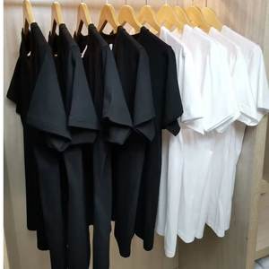 OEM personalizado Logotipo de diseño de cuello redondo de color sólido de los hombres de verano ropa de fondo camisa de manga corta Camiseta - Product Image 1