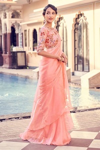 Elegante sari con volantes de organza de melocotón con blusa floral bordada PESADA | Conjunto de Sari indio de diseñador para bodas y fiestas - Product Image 2