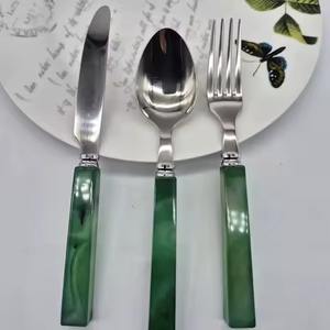 Ensemble de couverts à tête ronde finition violette pour les fêtes, les cafés, les restaurants, les hôtels, les repas en famille et l'utilisation en guise de décoration de table - Product Image 6