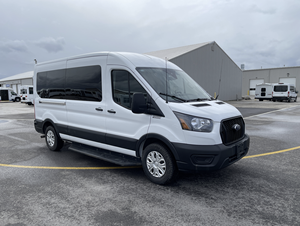 Fourgonnette Transit 150 2024 pour 3 passagers et accessible aux fauteuils roulants avec entrée par marchepied - Product Image 1