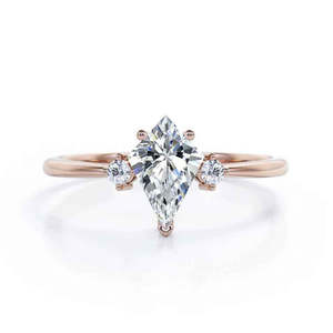 Bague à trois pierres en moissanite de 1,50 carat, forme cerf-volant et ronde, en or blanc - Product Image 4