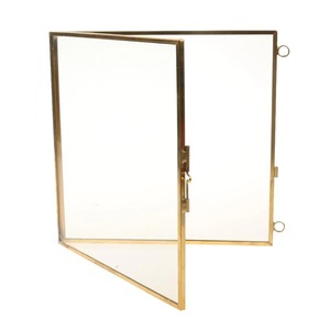 Cadre photo vintage en laiton et métal de forme carrée avec style minimaliste et bords brossés pour bureau à domicile ou étagère intérieure - Product Image 6