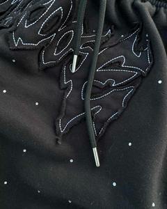 กางเกงสเวตแพนท์ผู้ชายทรงขาบาน ปักลาย ประดับเพชร ผ้าคอตตอนฟอกสี สไตล์สตรีทแวร์ คุณภาพสูง ผลิตตามสั่ง ขายส่ง - Product Image 4