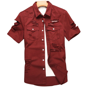 Chemise en jean bordeaux déchirée pour homme, manches courtes, boutonnée, style streetwear décontracté, détails déchirés, séchage rapide, respirante, été - Product Image 1