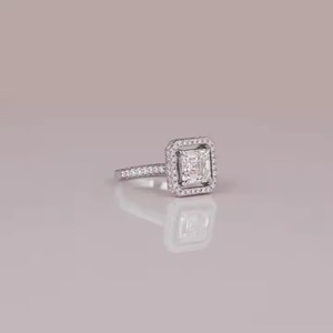 Anillo de compromiso de diamante cultivado en laboratorio con corte Ascher de diseño personalizado, Oro Sólido de 18 quilates con halo de dos lados chapado en oro y certificado - Product Image 1