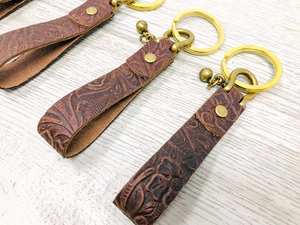 Porte-clés en cuir véritable marron durable fait à la main, design floral en relief, logo personnalisé, forme ovale - Cadeau promotionnel haut de gamme - Product Image 5