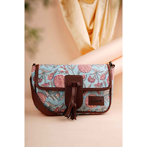 Bolso Bandolera Rosa con Estampado Artesanal para Fiestas y Playa de Blue Lagoon - Product Image 1