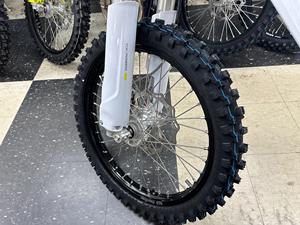 Disponible dès maintenant : Nouvelles motos de motocross FC 450 2025 en stock - Product Image 6