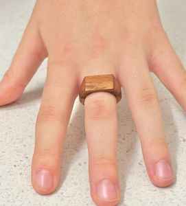 Anillo de madera personalizable con detalles grabados y acabado liso, que ofrece un toque personal único para el día a día. - Product Image 5