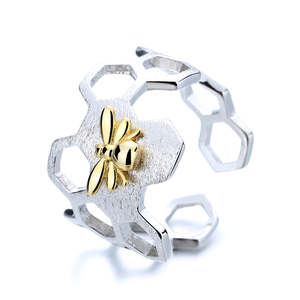 Anello Bypass in Argento Sterling con Intarsio in Acciaio Inossidabile, Design alla Moda con Ape e Nido d'Ape, Ideale per Regali - Product Image 1