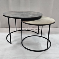 Table basse fonctionnelle en terrazzo vert moucheté Plateau circulaire plat et socle conique pour une esthétique moderne