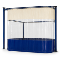 Rideau de soudure en PVC avec fenêtre de visualisation transparente, jupe inférieure bleue et système de rail coulissant pour cloisonnement d'atelier industriel