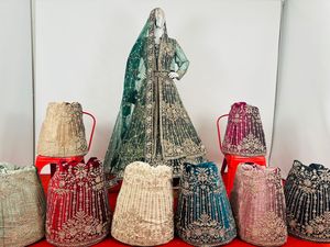 Regal Velvet Lehengas et haussements d'épaules de mariée traditionnels à embellir Couture fortement travaillée pour une tenue de fête avec les derniers modèles - Product Image 4