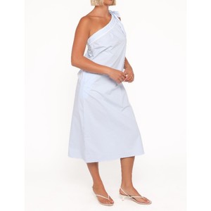 Mini robes pour femmes conçues pour des looks avant-gardistes, offrant une coupe ajustée, une énergie féminine et un équilibre visuel élégant - Product Image 5