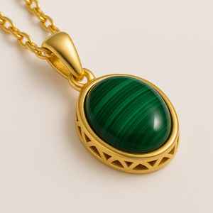 Pendentif minimaliste élégant en malachite naturelle en or 14 carats avec pierres précieuses plaqué rhodium Bijoux de déclaration indiens - Product Image 1