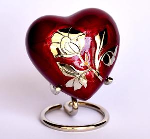Magnifique urne funéraire en laiton rouge avec cœur gravé et support pour cendres - Product Image 3