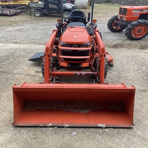 Tractor compacto Kubota usado disponible, nuevo o de segunda mano, con motor diésel de 3 cilindros, 4x4, diseñado para agricultura pesada. - Product Image 4