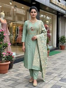 Hermoso bordado y trabajo artesanal por todas partes del vestido con forro completo que exuda detalles artesanales en la dupatta de jacquard. - Product Image 4
