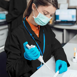 Batas de laboratorio protectoras desechables, resistentes a fluidos, ligeras, para personal médico, clínicas y laboratorios, en paquete. - Product Image 4