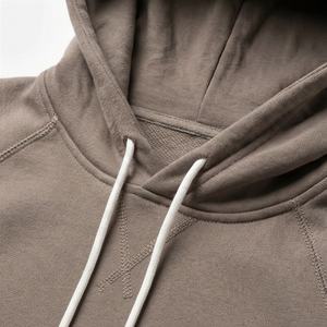 ชุดวอร์มผู้ชายแบบกำหนดเอง ดีไซน์ยอดเยี่ยม คุณภาพพรีเมียม ผลิตจากผ้าฝ้าย 100% เหมาะสำหรับออกกำลังกาย ฟิตเนส และเล่นกีฬา - Product Image 4