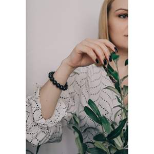 Pulsera de shungita con 16 cuentas redondas pulidas de 0,47 pulgadas (12 mm) en banda elástica, talla 16-17 - Product Image 3