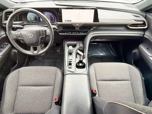 Véhicule de Luxe d'Occasion 2023 - Crown Limited 2.5L Hybride AWD Berline Transmission Automatique à Vendre - Product Image 4