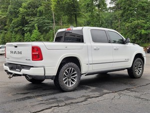 Soigneusement utilisé 2025 R A M 1500 Limité avec un bon fraisage Disponible à la vente - Product Image 4