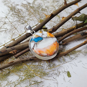 Charm pendentif en pierre précieuse cabochon rond huître épineuse-Pyramide et précieuse Intl' - Product Image 3