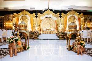 Big Fat Tamilian Theme Asian Wedding Stage Decor Recepción tradicional Eventos Etapa Pilares de fibra dorada Conjunto de recepción Alemania - Product Image 3