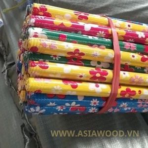 Vietnam vente en gros écologique Durable toutes couleurs PVC tuyau pelles à poussière enduit en bois vadrouille bâton fleur Panda tous les frères balais - Product Image 2