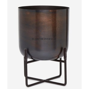 Maceta de forma redonda de Metal de calidad Superior con acabado antiguo de latón con soporte de diseño único elegante al mejor precio de la India - Product Image 1
