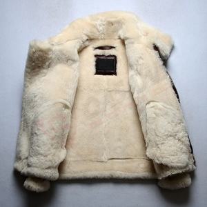 Veste en cuir de mouton en laine blanche Vêtements pour hommes Vestes d'hiver à la mode Manteau de fourrure chez Qasaabco - Product Image 3