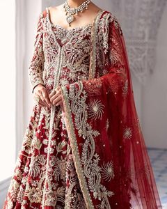 Élégante robe de mariée pakistanaise style moderne, mousseline de soie longue au sol grande taille, laçage au dos, décoration florale en cristal - Product Image 2