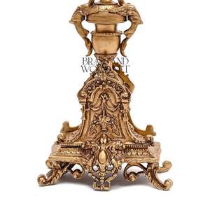 Lámpara de mesa ornamentada de latón antiguo con brazo curvo de base decorativa y pantalla de flores de vidrio esmerilado para interiores de lujo - Product Image 2