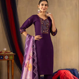 Ensemble Kurti traditionnel à coupe droite avec travail lourd sur le col et dupatta imprimé contrasté - Product Image 1
