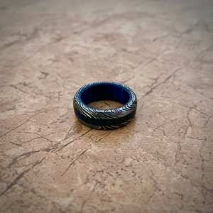 Bague en acier Damas de haute qualité, faite à la main, alliance de mariage, finition martelée, fabrication directe OEM, bijoux personnalisés, couleur personnalisée - Product Image 5