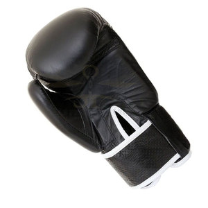 Guantes de boxeo personalizables duraderos de cuero negro y dorado con logotipo personalizado para artes marciales - Product Image 5