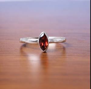 ขายส่ง925เครื่องประดับเงินสเตอร์ลิงแหวนโกเมนสีแดงที่น่าตื่นตาตื่นใจพร้อมการตั้งค่าแบบเหลี่ยมเพชรพลอยสำหรับงานปาร์ตี้ - Product Image 5