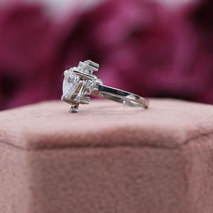 Lujoso anillo de compromiso de oro sólido de 10K para mujer con corte de corazón Lab Grown Diamond Round Cluster IGI Certified - Product Image 2