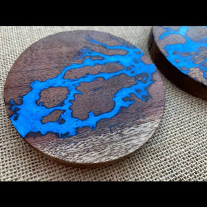 Ensemble de sous-verres colorés en résine fabriqués à la main, tapis de boisson époxy à finition brillante pour intérieurs de maison à la mode et modernes - Product Image 1