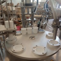 Machine de remplissage et de scellage de gobelets pour yaourt, eau et pâte